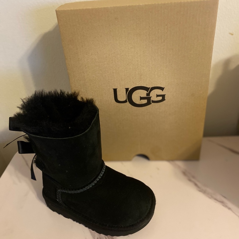 Black toddler Ugg’s size 7. Worn once.